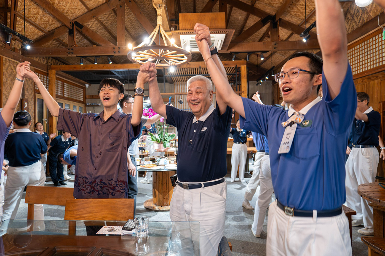 Tzu Chi Philippines CEO Henry Yuñez (center) shares a joyful moment as he joins youth volunteers from Taiwan in a lively dance.