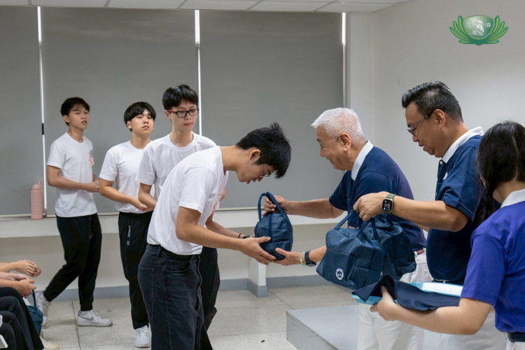Tzu Chi Philippines CEO Henry Yuñez (third from right) leads in the distribution of lunch kits to each of the camp participants.