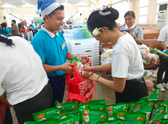 Generous bags of goodies were handed to Tzu Chi Bicol scholars at a Christmas party. 【Photo by Tzu Chi Bicol】