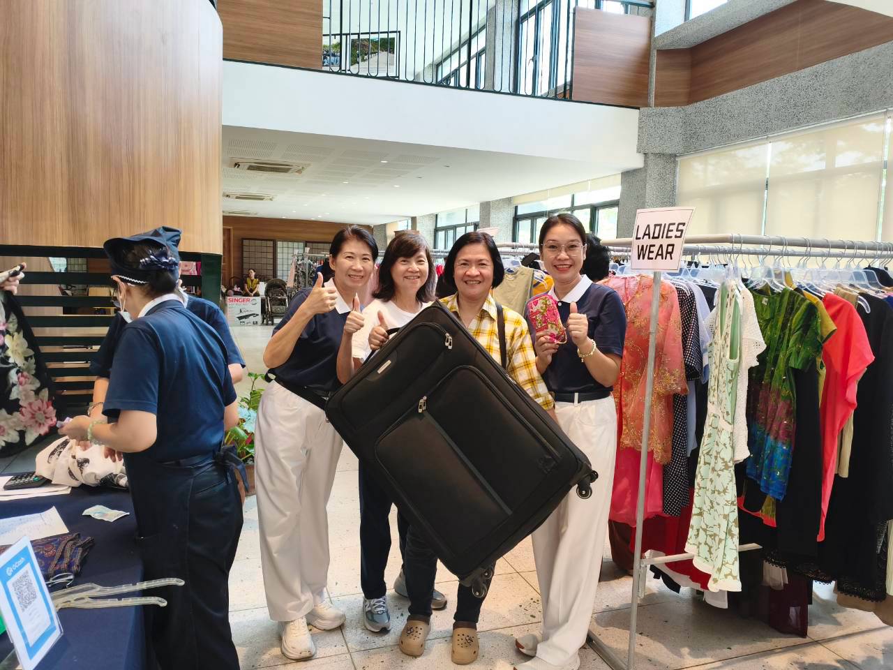 Delighted by her affordable find, volunteer dentist Dr. Katrina Lazo (second from right) enjoys her shopping experience, knowing the proceeds directly benefit Tzu Chi’s charitable programs.