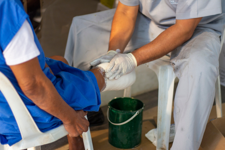 The prosthetic technicians ensure that the cast is properly adhered to the shape of the patient’s leg.