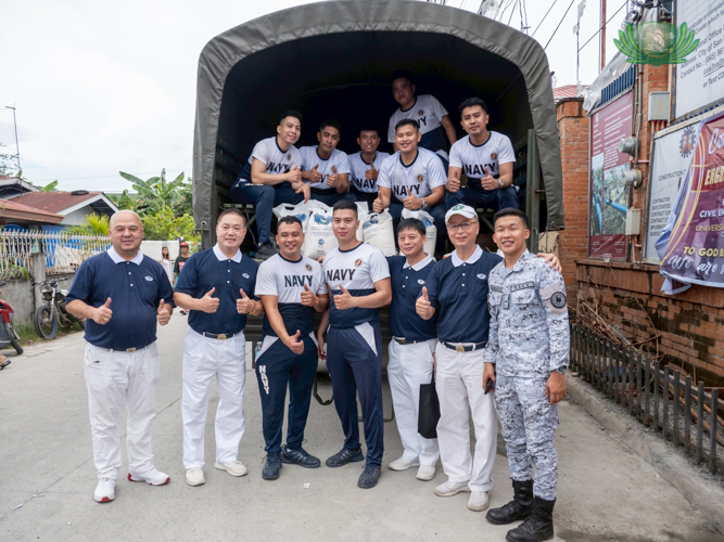 Tzu Chi volunteers pose for a photo with members of the Philippine Navy, grateful for their help.