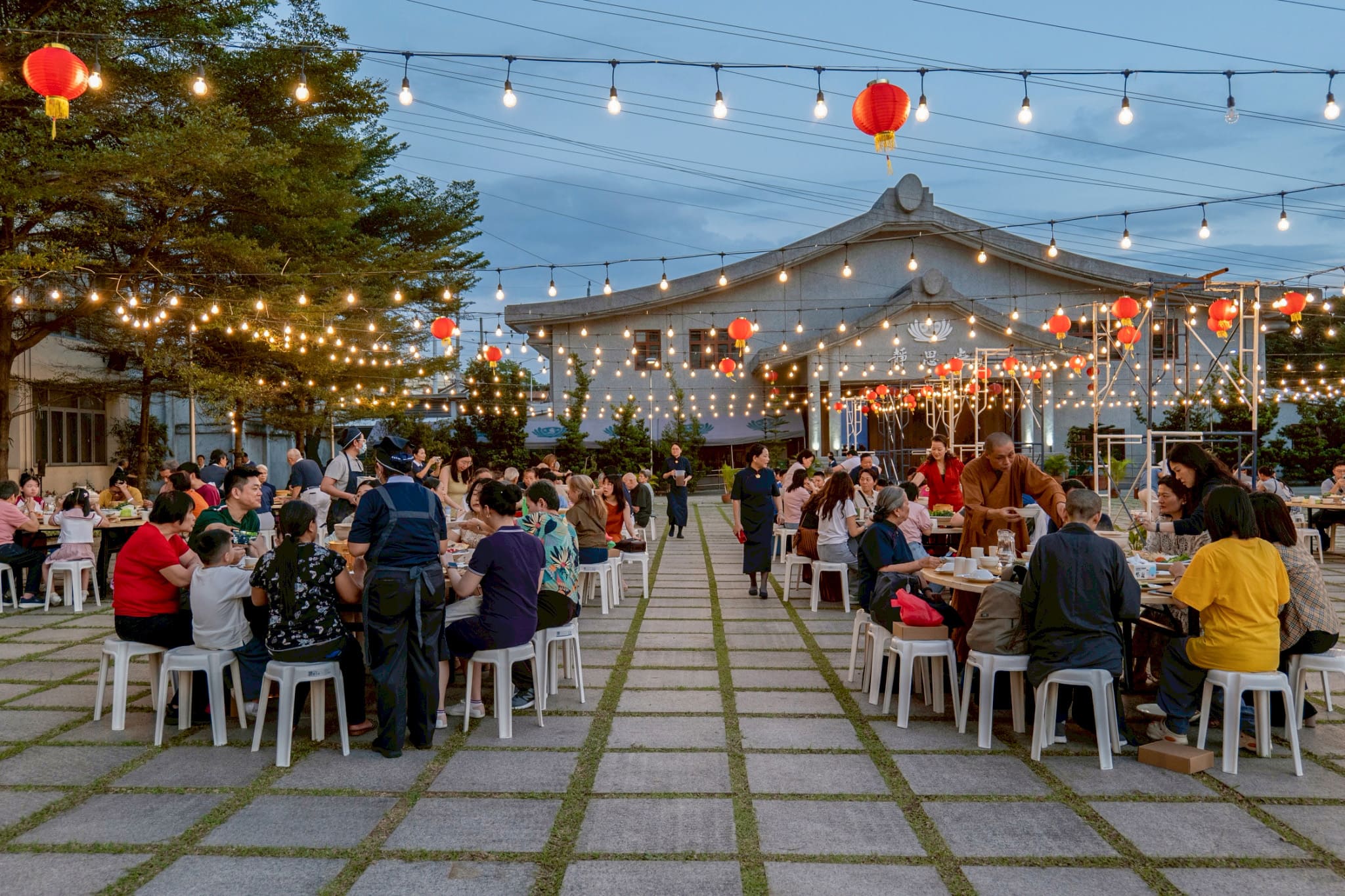 Lights and lanterns strewn over the plaza created a warm and cozy atmosphere for guests who stayed for an outdoor hot pot dinner after the Year End Blessing’s afternoon program. 