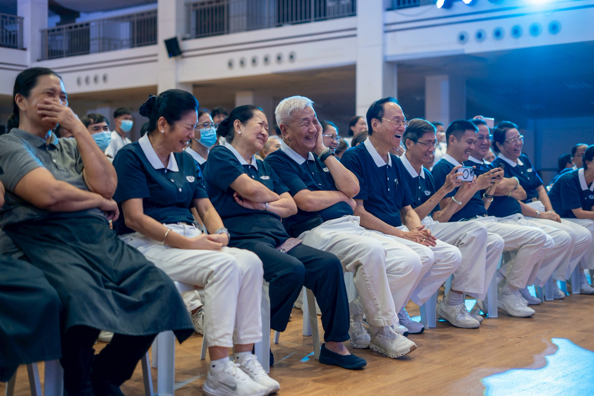 Tzu Chi Philippines CEO Henry Yuñez (fourth from left) enjoys scholars’ entertaining performances. 