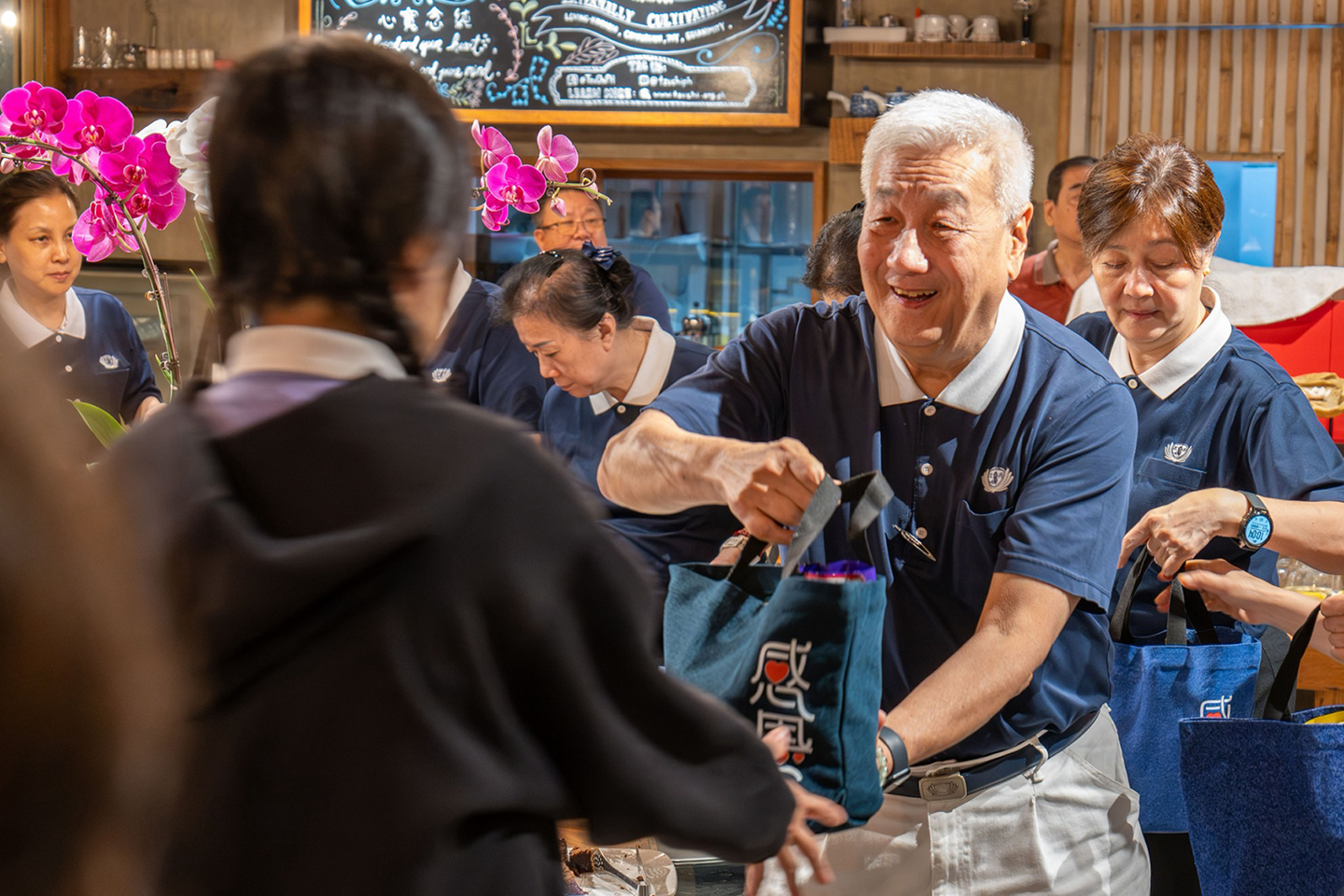 Expressing appreciation for their hard work, Tzu Chi Philippines CEO Henry Yuñez personally gifts snack bags to the Taiwan youth volunteers for their journey back home.
