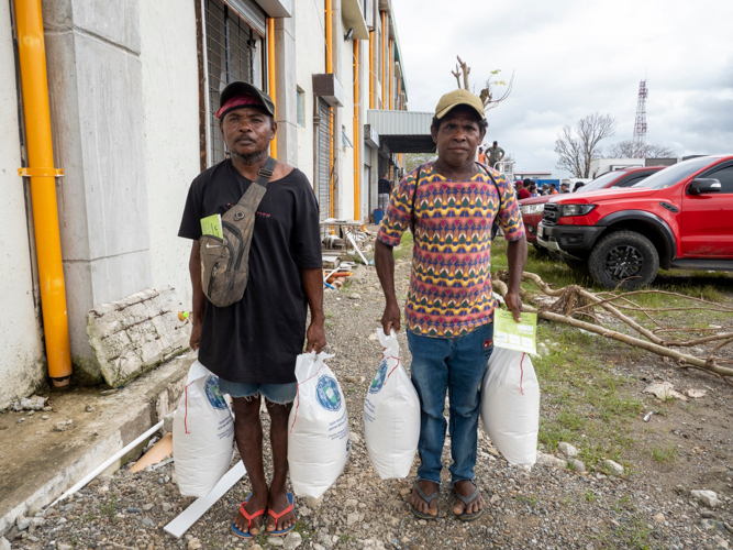 Eddie Castillo (left), chairman of the Dufaningan Agta Community, thanks Tzu Chi for providing 20 kilograms of rice and other essential goods. 