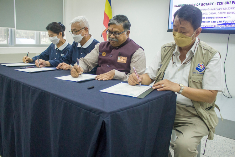 From left: Tzu Chi Philippines Deputy CEO Woon Ng, Tzu Chi Philippines CEO Henry Yuňez, Rotarian Baboo Kannan (Rotary Club of Coimbatore Mid-Town D3201), and Rotary International District Governor August Soliman sign a memorandum for the Rotary-Tzu Chi Prosthesis Center.【Photo by Matt Serrano】