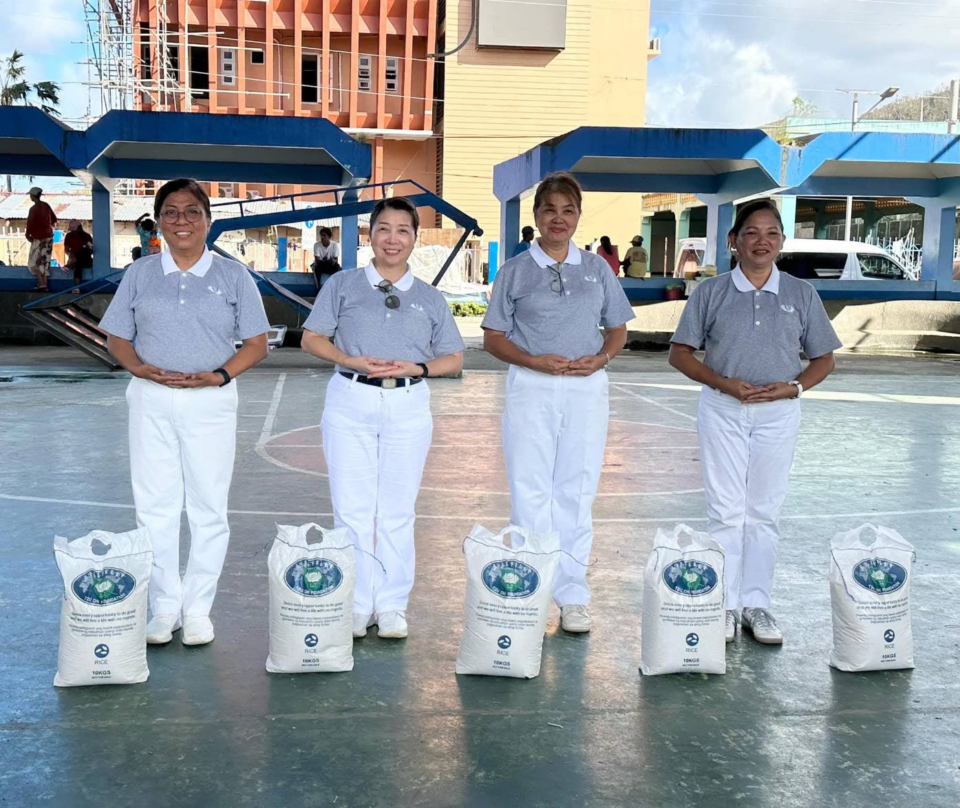 From left: Tzu Chi Bicol volunteers Tess Reyes, Jocelyn Chua, Naty Candano, and Analisa Amaranto participated in relief work in Camarines Sur and Catanduanes following typhoons Kristine (Trami) and Pepito (Man-Yi). 