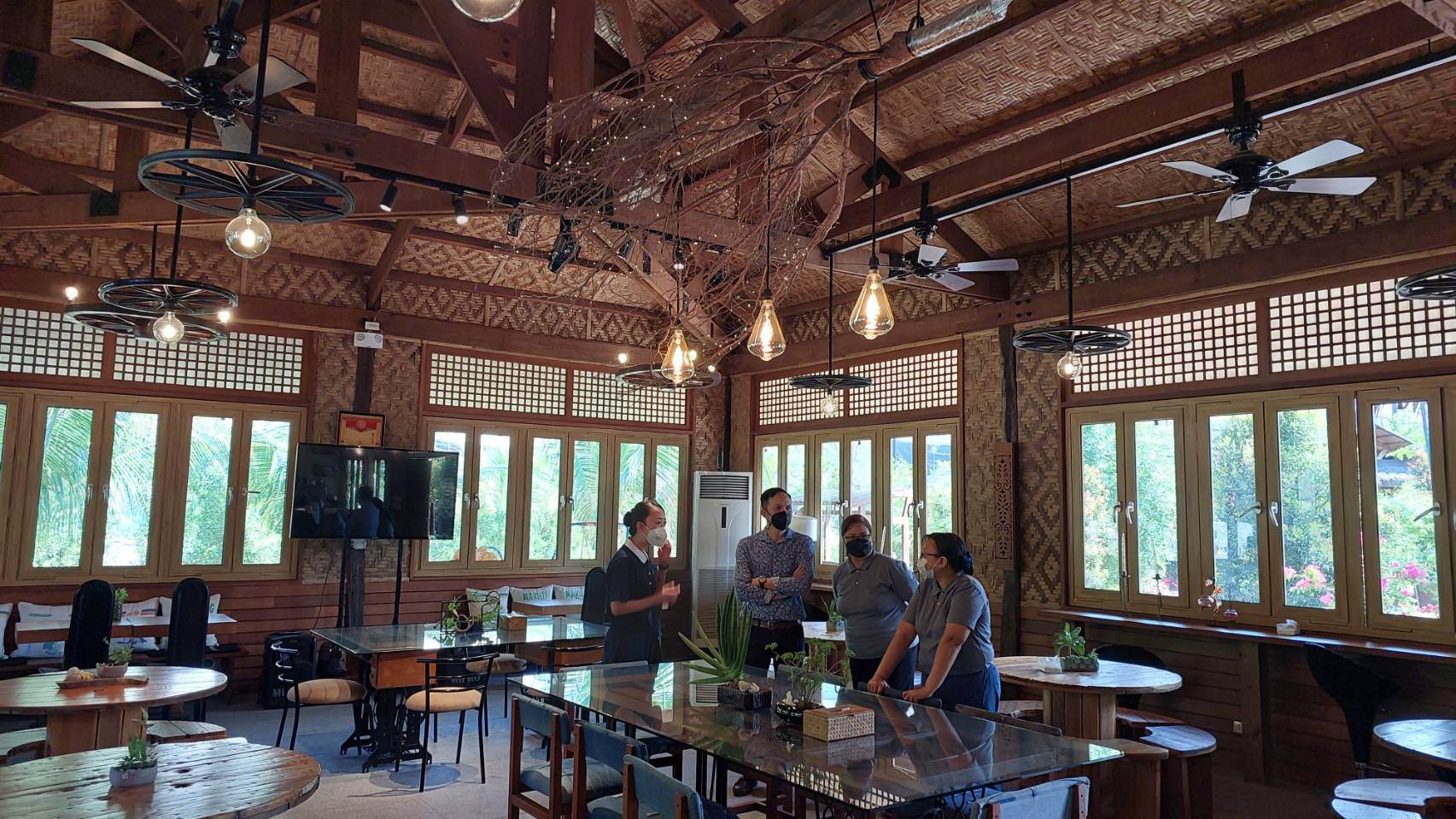 A stopover at the Tzu Chi coffee shop, a perfect example of upcycling and recycling.【Photo by Jerom Bacarra】
