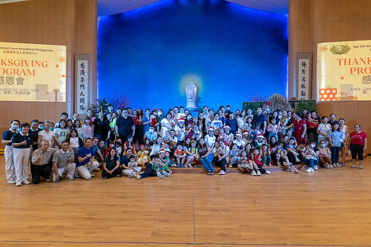 Students and their families join Tzu Chi Great Love Preschool Philippines staff and volunteers for a group photo.【Photo by Marella Saldonido】