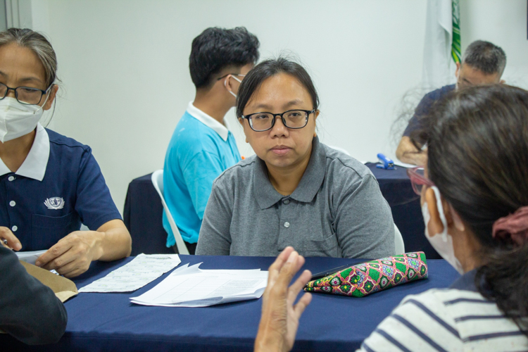 Tzu Chi Charity Department Head Tina Pasion listens intently to a scholar’s parent. 【Photo by Marella Saldonido】