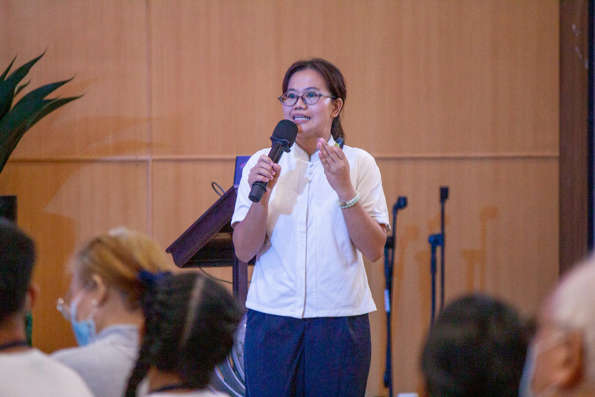 Tzu Chi volunteer Lineth Brondial leads a discussion on “Environmental Protection: Future Imagined.” 