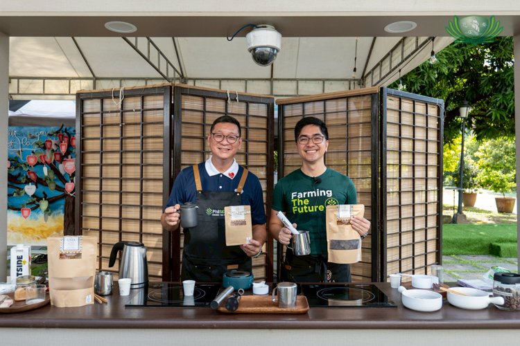 Tzu Chi Zamboanga Deputy CEO Dr. Anton Mari Lim (left) and PHILSEED co-founder Josh Mahinay gave free tastings of Uma dark chocolate.