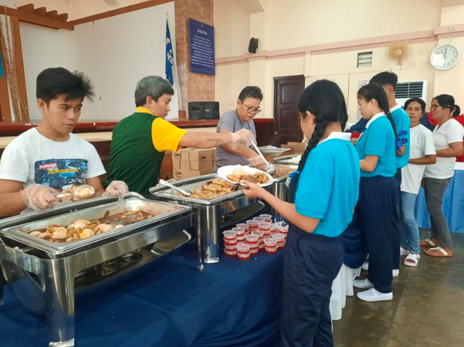 Tzu Chi Bicol scholars have their fill of noodles, spring roll, and other vegetarian treats at a Christmas party. 【Photo by Tzu Chi Bicol】