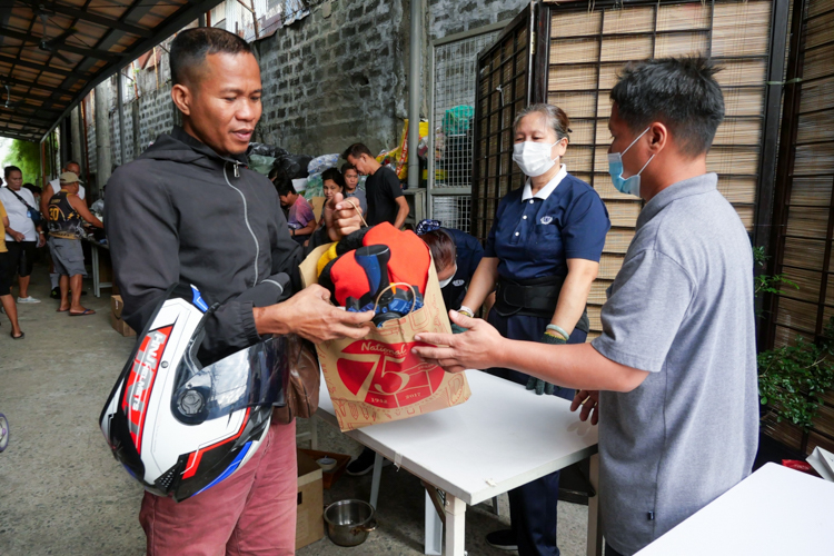 Tzu Chi volunteers help pack shoppers’ purchases. 【Photo by Matt Serrano】