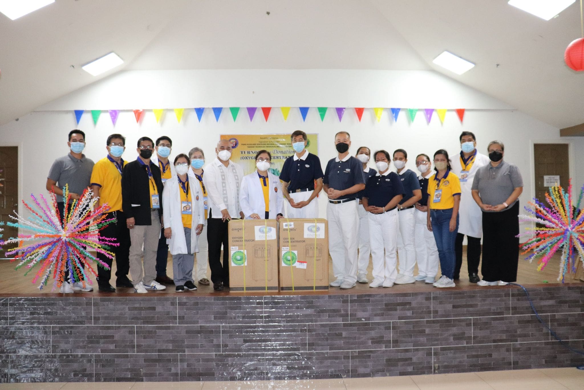 Tzu Chi volunteers and staff pose for a group photo with the doctors and staff of Amang Rodriquez Memorial Medical Center (ARMMC) and Congresswoman Maan Teodoro’s representatives. 【Photo by ARMMC】