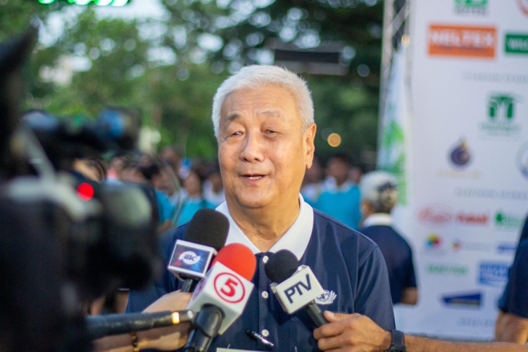 Tzu Chi Philippines CEO Henry Yuñez answers questions from the media. 