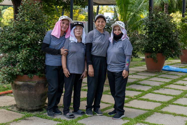 Despite the heat and humidity, plus the back-breaking work of setting up tables and chairs at the BTCC plaza, Tzu Chi’s housekeeping staff carried on with a smile. 