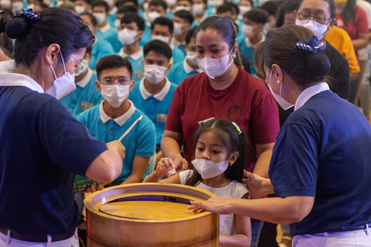Tzu Chi Foundation makes it possible for anyone, regardless of age or status in life, to share their blessing with those in need around the world.【Photo by Marella Saldonido】