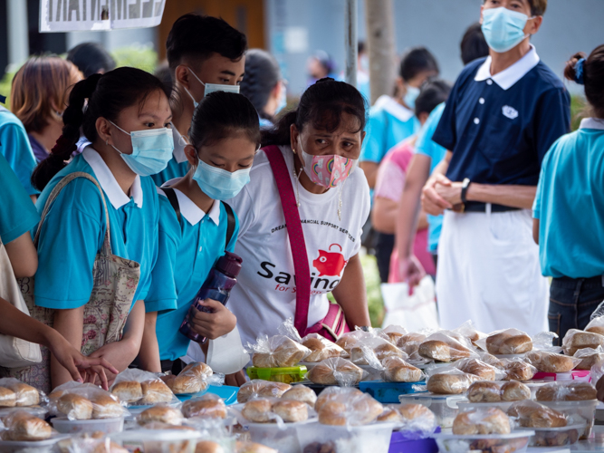 Light packed lunches were also distributed after the humanities class.【Photo by Daniel Lazar】