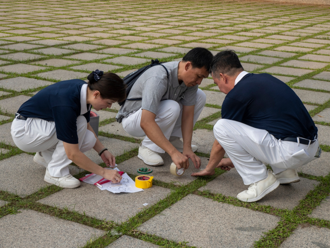 Tzu Chi volunteers place markers on the plaza to serve as guides for volunteers when they walk.