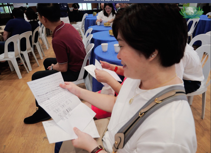 Letters written by youth campers to their parents after a filial piety talk were distributed and read before the surprise get-together.