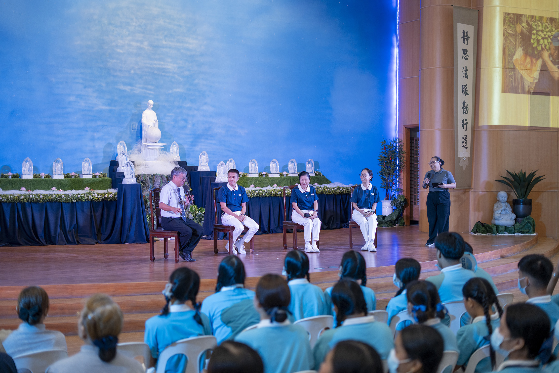 (From left) Longtime Tzu Chi volunteers Johnny Kwok, Harvey Yap, Rosa So, and Peggy Sy Jiang recall their early days with Tzu Chi in the segment “Human Library,” moderated by Cherrie Rose Ang.