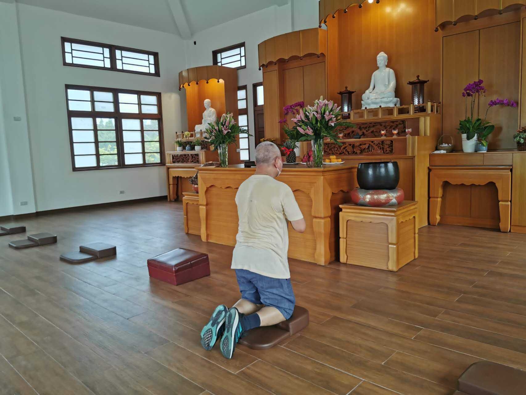  A guest spends quiet time in prayer inside the Jing Si Abode.