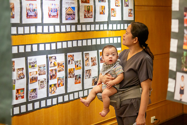 Guests were drawn to the gallery featuring photos of the preschoolers’ milestones and memories. 