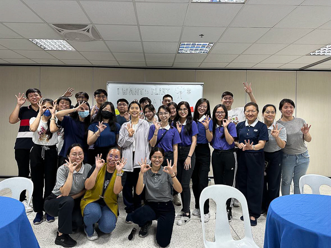 Tzu Chi Youth volunteers gather for a movie screening of “Taking Root: The Vision of Wangari Maathai” to establish their awareness of the importance of tree planting.【Photo by Betty Dizon】