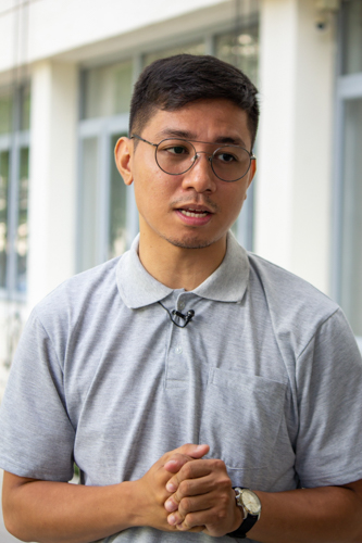 The son of a waiter and valet parker, Jamil Carvajal is now an accomplished Filipino teacher of senior high and college students. A Tzu Chi scholarship allowed him to complete his degree in Pilipino at the Pamantasan ng Lungsod ng Maynila. 【Photo by Marella Saldonido】