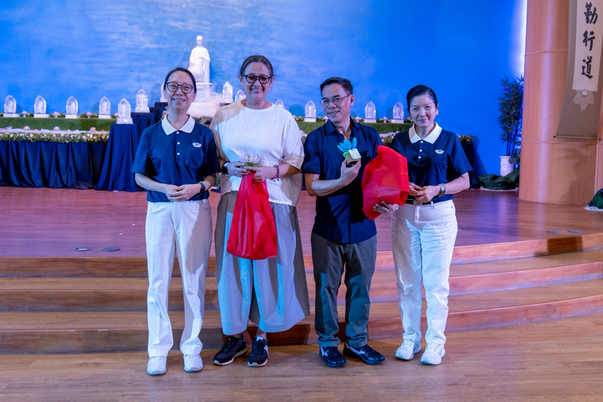 (From left) Tzu Chi Deputy CEO Peggy Sy Jiang, Metrobank’s Maridol Siapuatco, SM’s Darwin Soriano, and Rosa So, head volunteer for the educational and medical assistance programs, pose for photo after the talk “Mapping Career Destinations and Navigating Life After College.”