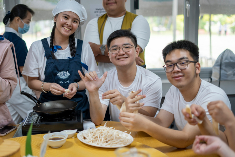 Cooking vegetarian with friends is easy and fun!