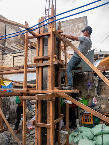 Residents have begun the process of rebuilding homes after purchasing cement and hollow blocks from the P10,000 cash aid given by local government. 【Photo by Daniel Lazar】
