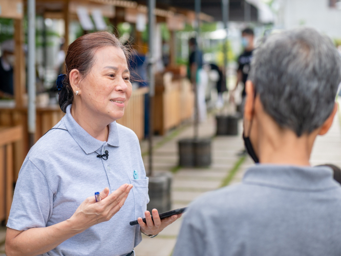 “People tend to think being vegetarian is just eating tofu, vegetables, and egg. But there are a lot of ingredients out there,” says volunteer Rosemary Perez. 【Photo by Daniel Lazar】