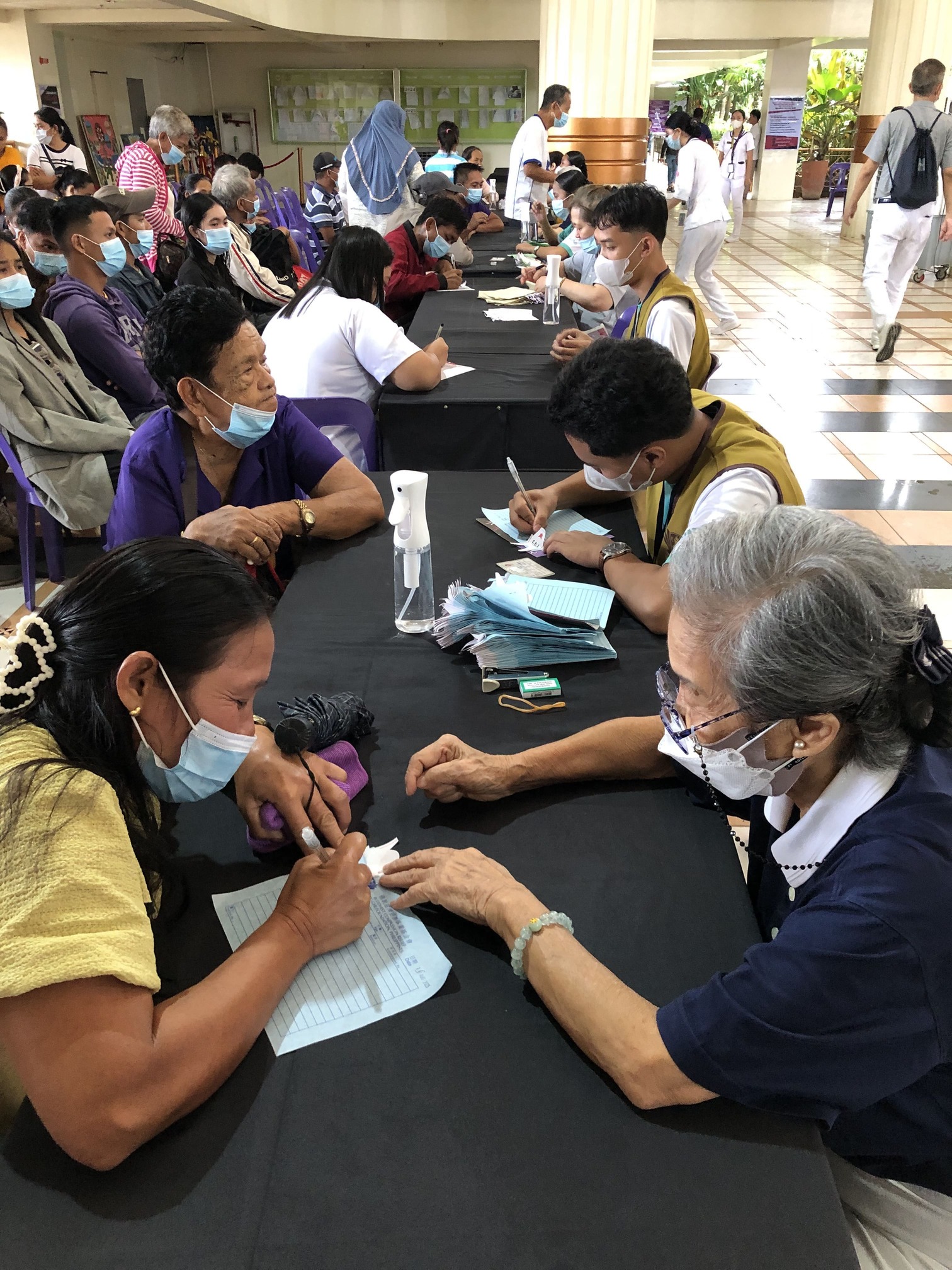 Eighty-nine-year-old Tzu Chi volunteer Dorothy Ho (right) continues to participate in the foundation's medical missions. She was part of Tzu Chi's first medical mission in Baguio in 1995.
