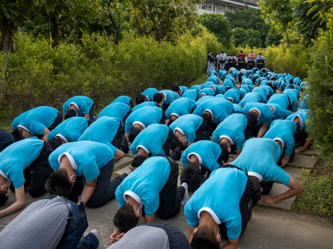 Tzu Chi scholars in full prostration during 3 steps and 1 bow. Many were experiencing this solemn ritual for the very firs time. 【Photo by Matt Serrano】
