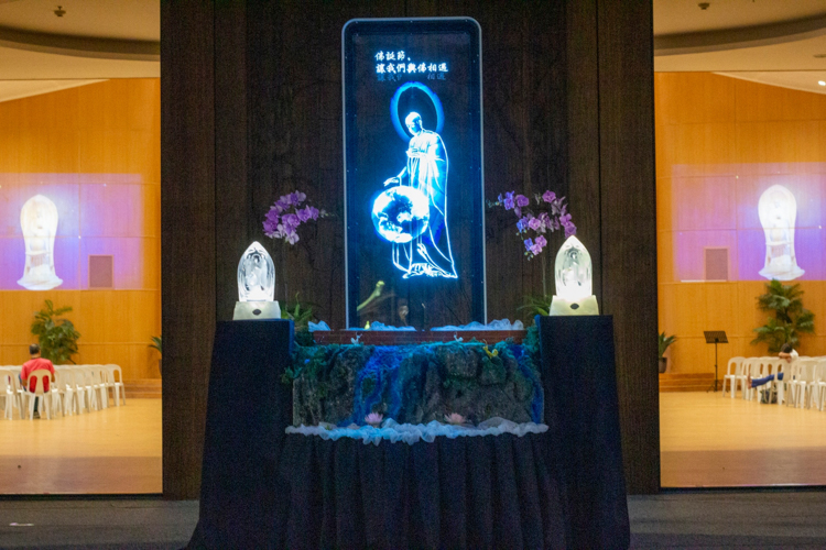 A holographic image of Buddha is displayed at the entrance of Jing Si Hall. 【Photo by Matt Serrano】