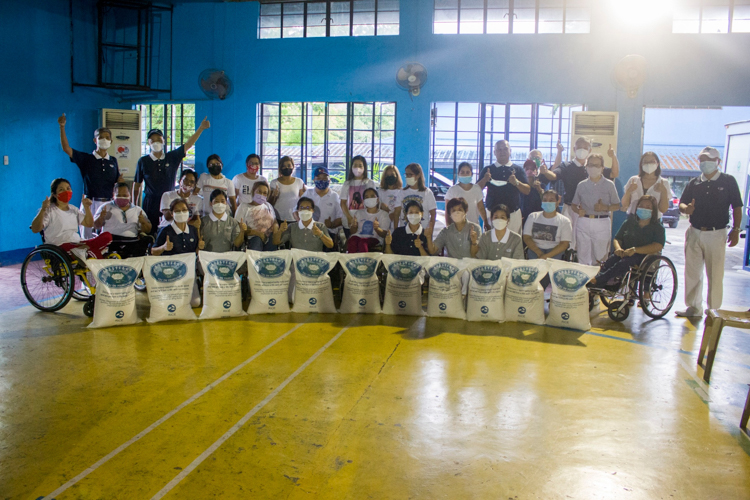 A longtime source of support to Tahanang Walang Hagdanan, Tzu Chi Foundation recently donated 189 sacks of rice to the community’s PWD. 【Photo by Matt Serrano】