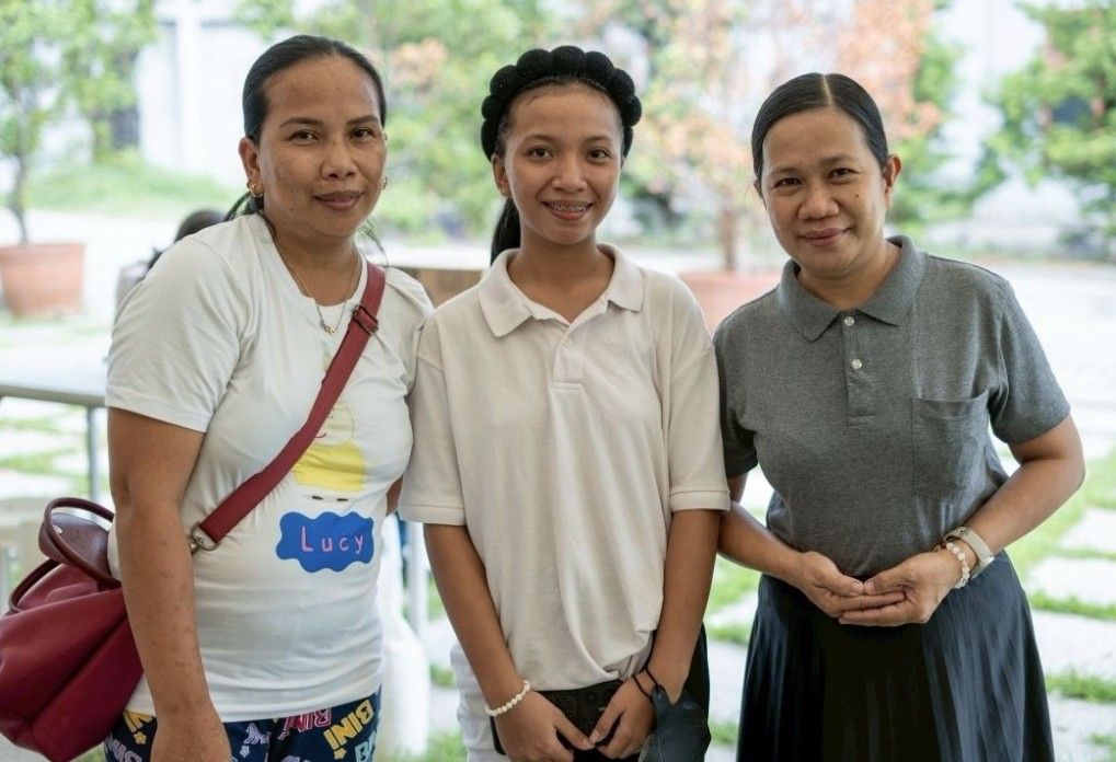 (From left) Lucy Tayongana and daughter Liezel Sandocal pose with Tzu Chi Charity Department staff member Julie Collado at the June 5 Charity Day for the foundation’s medical assistance beneficiaries.