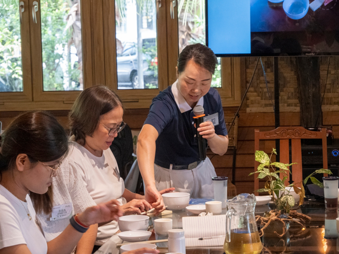 Tzu Chi volunteer Anqi Cai guides participants through Tzu Chi’s etiquette, emphasizing mindfulness in everyday actions.