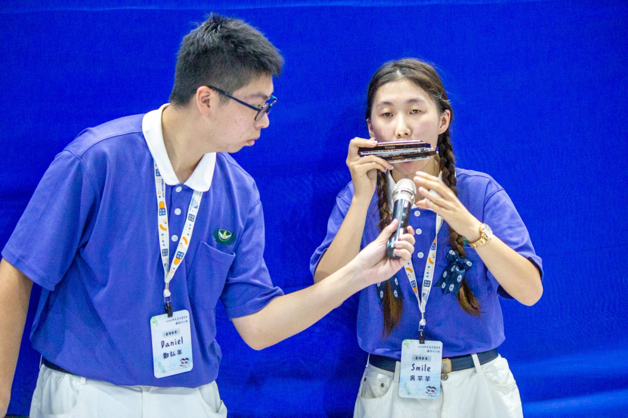 Tzu Chi Youth’s nonstop effort and positive energy radiate hope to patients waiting in line.