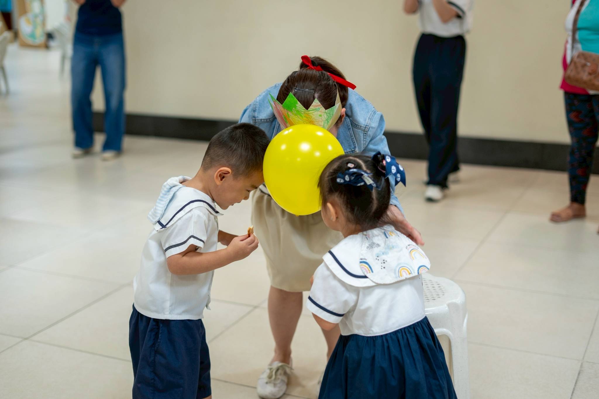 Three heads are better than two, with twins Aiden and Cara working together with their mom to finish the Magical Balloon Walk in perfect sync.