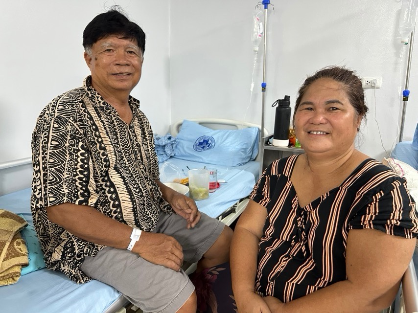 Maria Ofelia Daguinotas (right) underwent a successful (and barely noticeable) thyroidectomy through Tzu Chi’s medical mission at the Corazon C. Aquino Hospital in Dipolog City, Zamboanga Del Norte 10 years ago. At Tzu Chi’s 292nd medical mission in Dipolog, she had hoped her husband Geremias (left) could get surgery for his hernia. Doctors, however, did not push through with the procedure, given Geremias’s weak heart. 