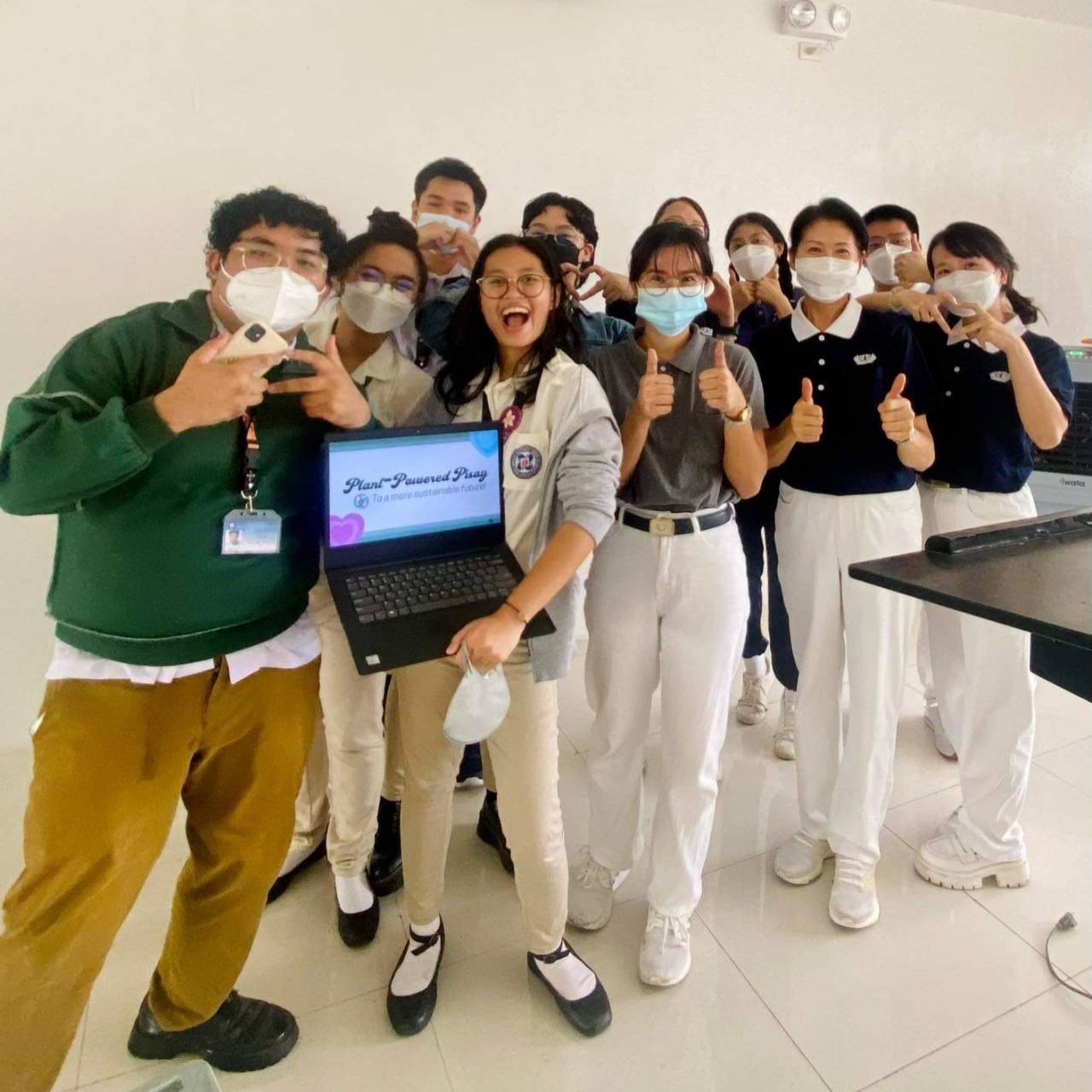 Margaret Aaliyah Pangan (with laptop) poses with schoolmates and Tzu Chi volunteers. A vegan for almost two years, she wanted “to advocate for a plant-based diet as a way to reverse the climate crisis.”【Photo provided by Philippine Science High School】