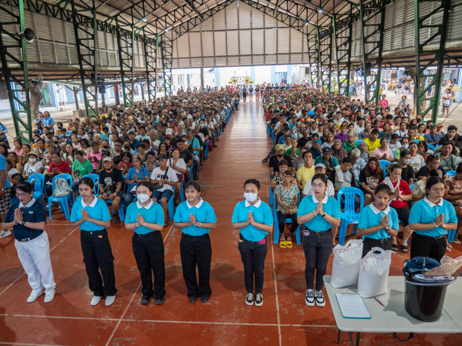 Tzu Chi volunteers and scholars lead the prayer.