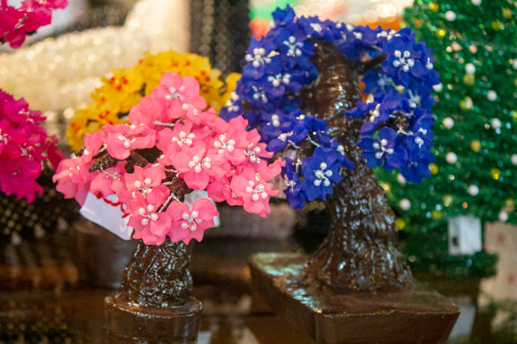 Apart from keychains and bags, they also make wire beaded bonsai trees, a creative decorative piece. 