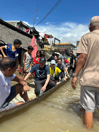 Tzu Chi Bicol volunteers join an ocular inspection of Barangay San Francisco, Baao, Camarines Sur, and distribute 1,000 hot meals to storm survivors.