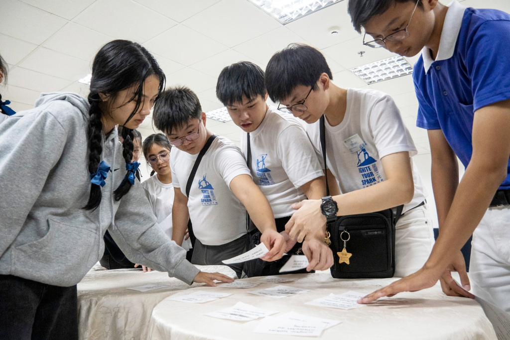 Tzu Chi Youth volunteers enjoy a fun puzzle game, matching different sustainable activities based on how they can help the environment.