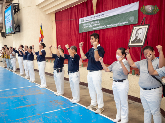 Tzu Chi volunteers from different parts of the country performed a sign language rendition to promote unity and lift the spirits of displaced residents.
